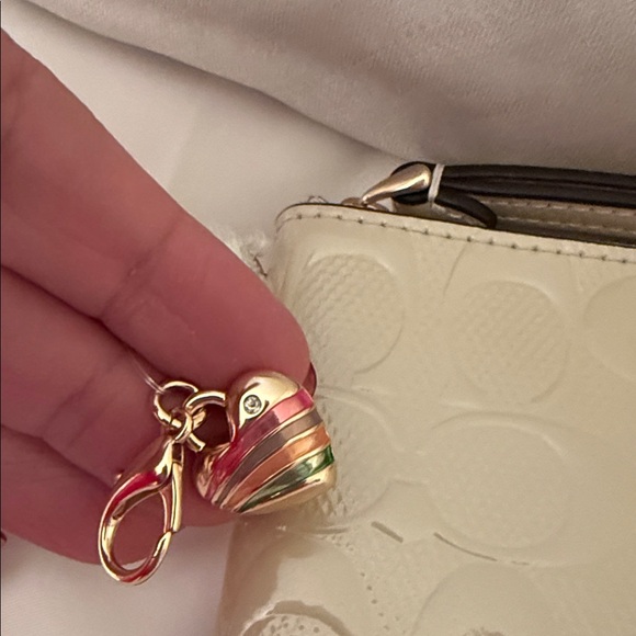 🌸 Coach NWT Chalk Corner Zip Wristlet In Signature Leather With Heart Charm - Picture 6 of 8